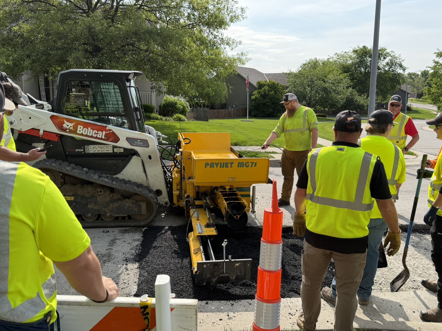pavijet training live “Hitek Equipment training operators on Pavijet MG7 Super skid steer paver”
